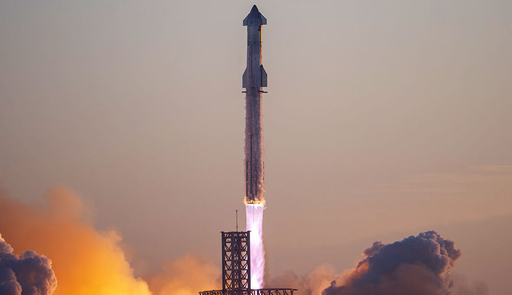 SpaceX Starship Integrated Flight taking off