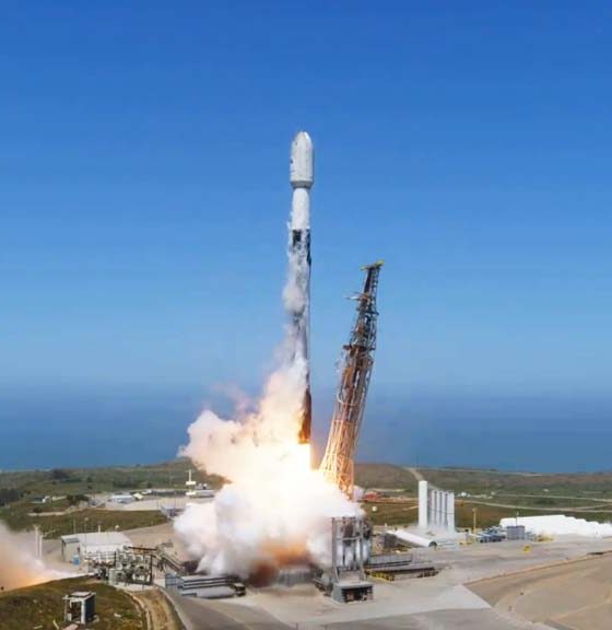 SpaceX Falcon 9 Lifting off