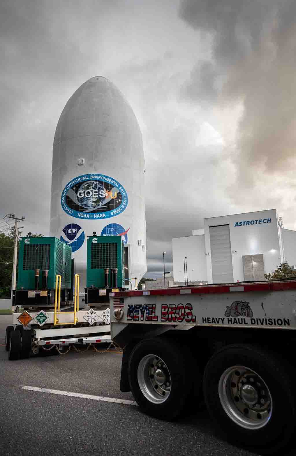 Crews transport NOAA’s GOES-U from the Astrotech Space Operations facility to the SpaceX hangar at Launch Complex 39A at NASA’s Kennedy Space Center in Florida
