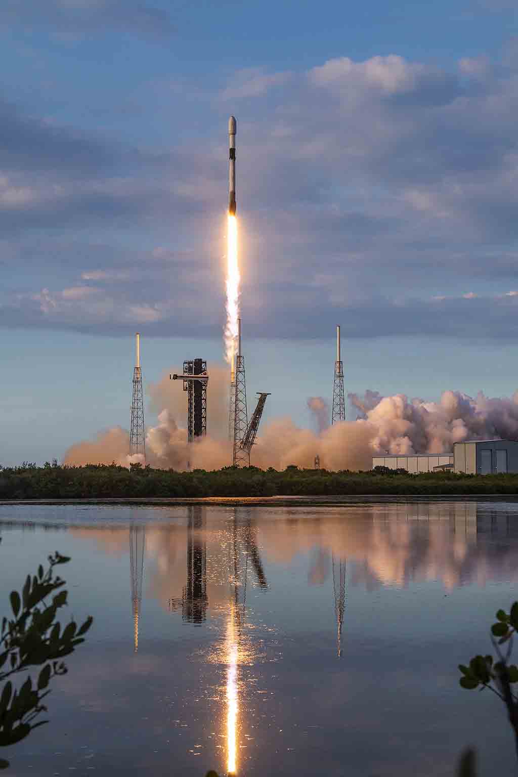 SpaceX Falcon 9 Lifting Off