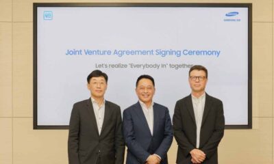 Samsung SDI President & CEO Yoon-ho Choi(middle) poses with Kurt Kelty, executive vice president of General Motors' Battery Cells & Pack Business(right)