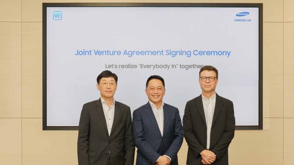 Samsung SDI President & CEO Yoon-ho Choi(middle) poses with Kurt Kelty, executive vice president of General Motors' Battery Cells & Pack Business(right)