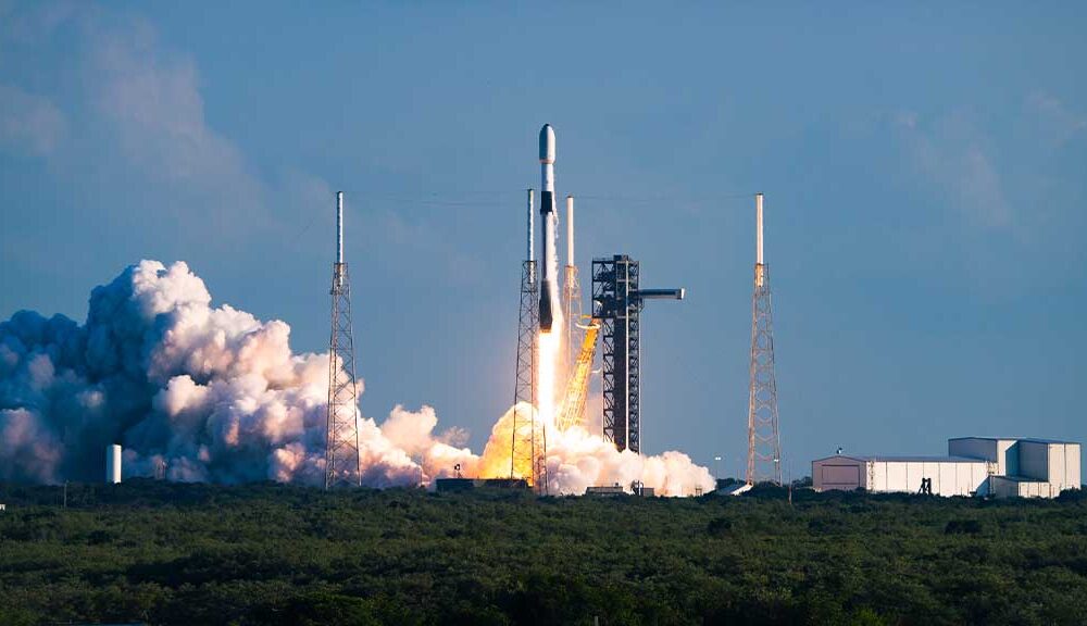 SpaceX Falcon 9 Lifting Off