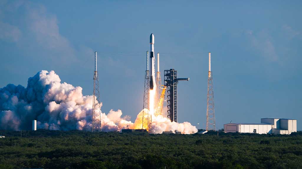 SpaceX Falcon 9 Lifting Off