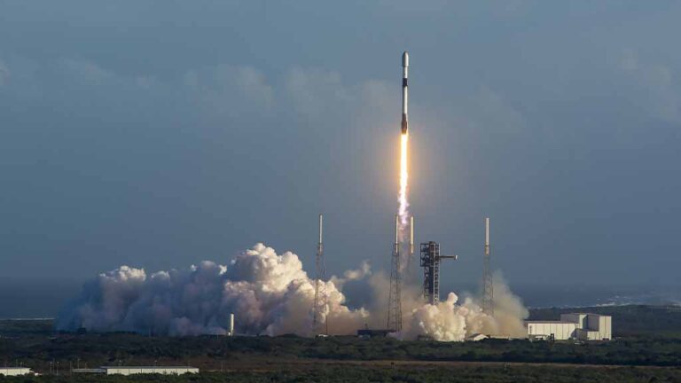 SpaceX Falcon 9 Lifting Off