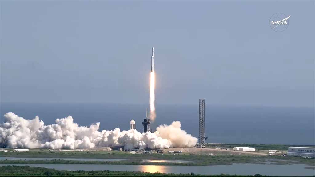 SpaceX Falcon Heavy Lifting Off with Europa Clipper Mission