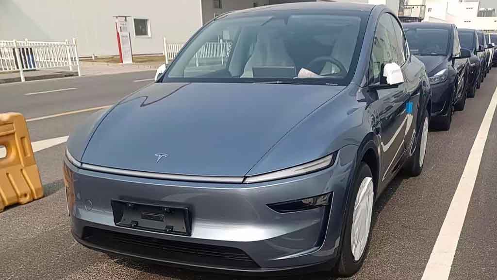 Tesla Model Y 2025 Glacier Blue